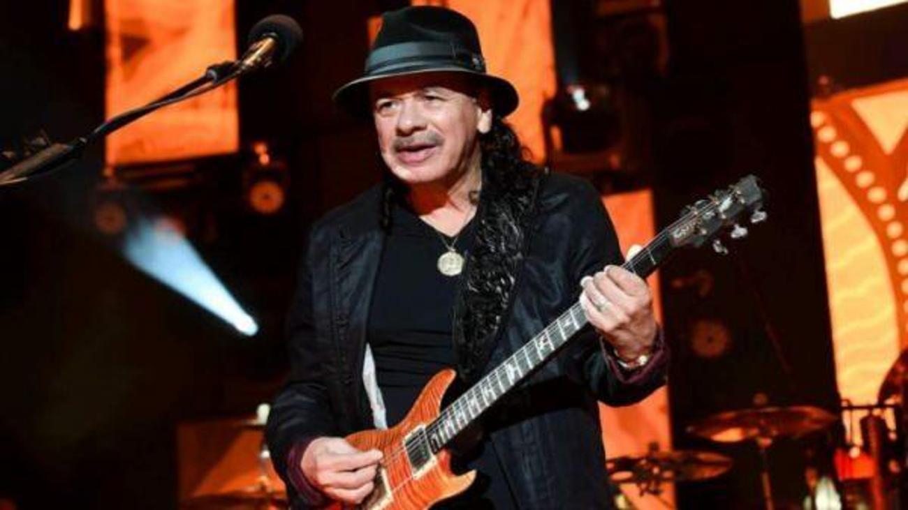 carlos_santana_konser_esnasinda_yere_yigildi_rock_muziginin_efsanesi_korkuttu_1657096065_1683.jpg