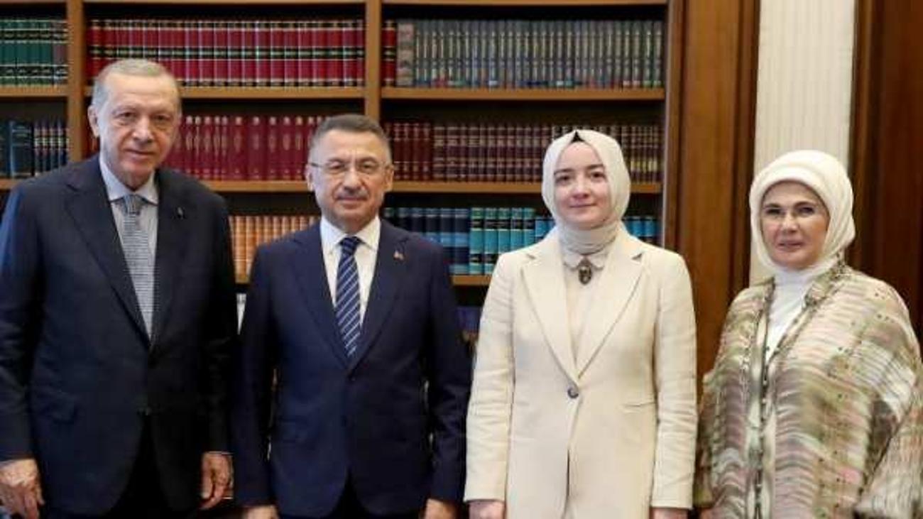 cumhurbaskani_erdogan_ve_emine_erdogan_nisan_kurdelesi_kesti_fuat_oktay_ile_humeyra_sahin_1657615515_4287.jpg