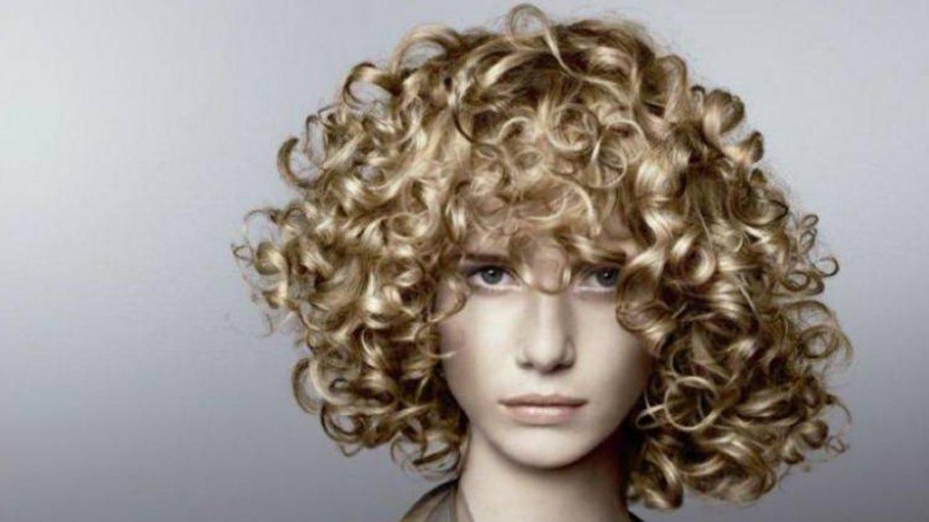 Коклюшки для химической завивки крупные. Химическая завивка на средние волосы. Биозавивка средние локоны. Хим завивка на средние коклюшки. Биозавивка пол митчелл.