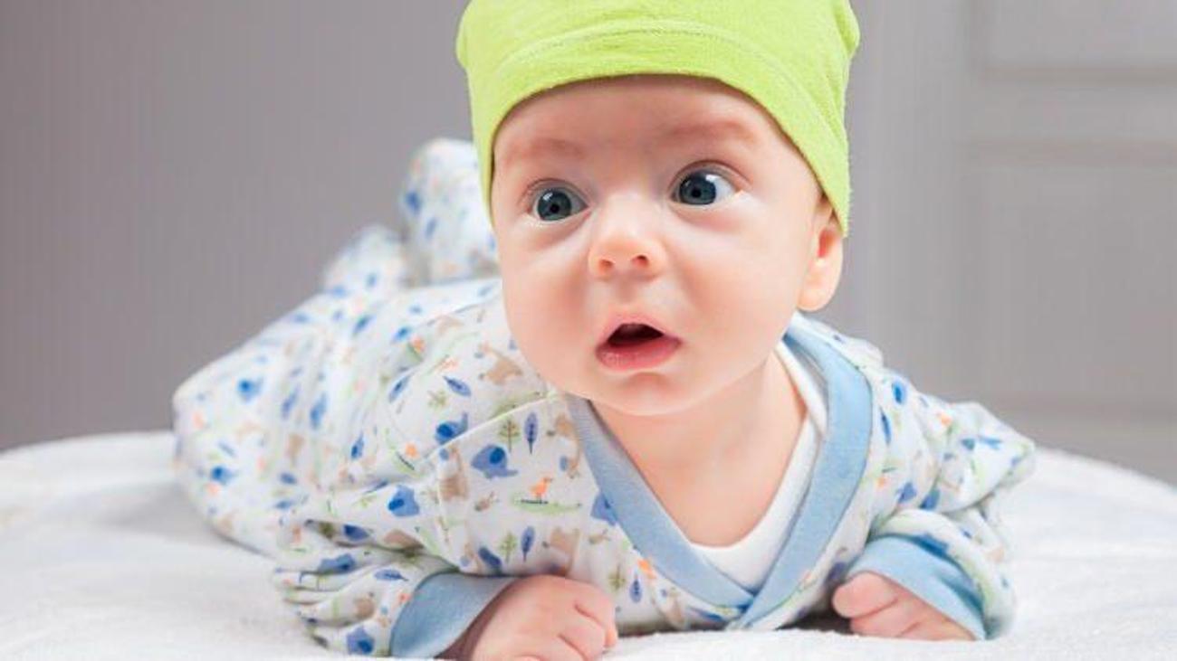 Yaşıtlarını duyan bebekler daha çabuk konuşuyor! Bebek