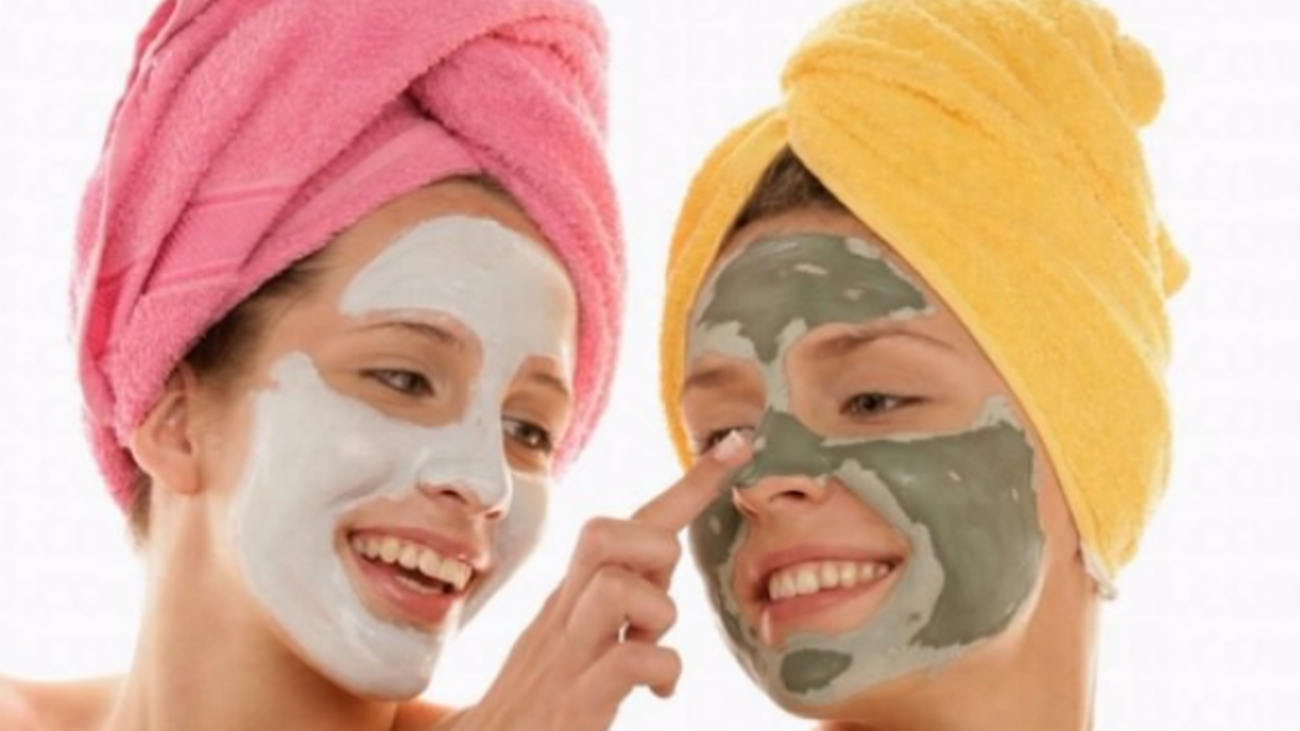 Фейс маск. Девушка с маской на лице. Маска для лица. Маска для лица. Маска для лица косметическая.