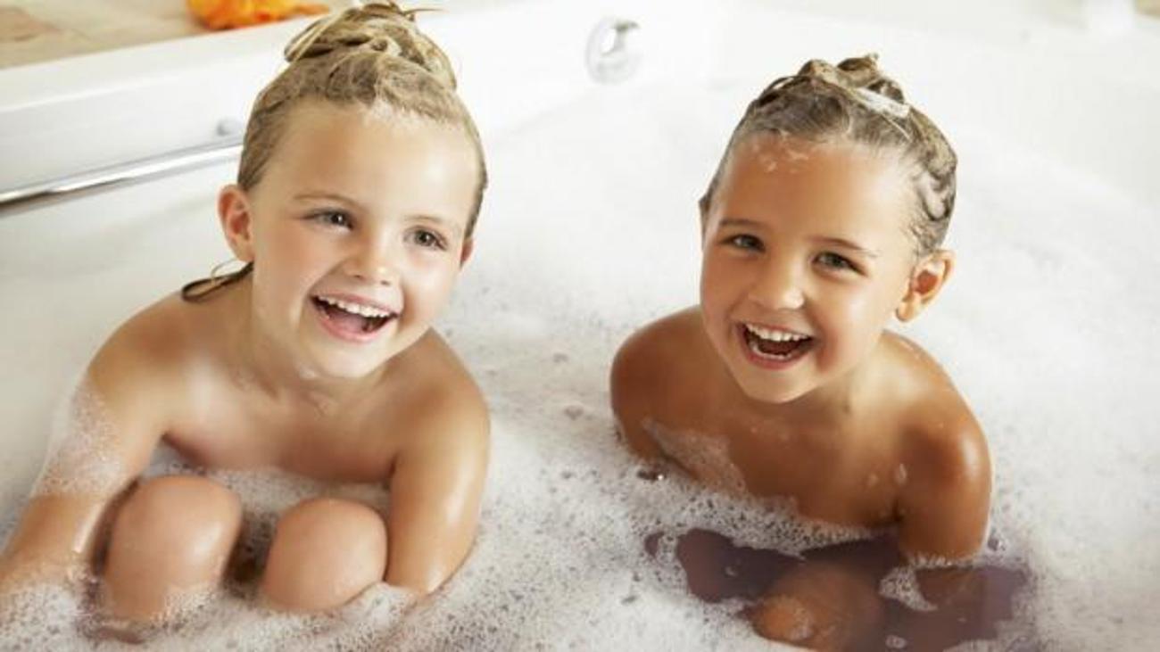 Bath meaning. Маленькие нудисточки с д. Детишки голышки на море.