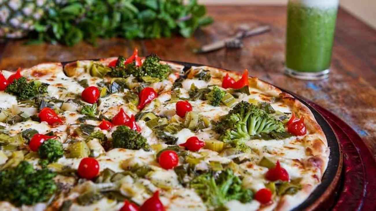 En kolay sebzeli pizza tarifi! Evde sebzeli pizza nasıl yapılır