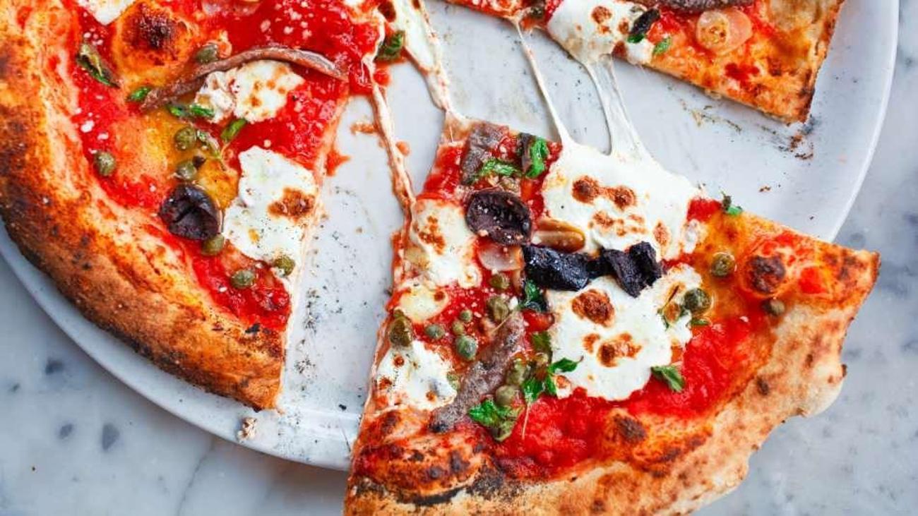 Orjinal İtalyan pizza tarifi! Evde gerçek İtalyan pizza nasıl yapılır
