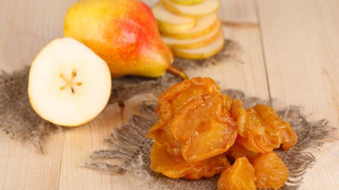 Сушка груш. Сушка яблок в духовке. Груши в электросушилке. Сушка груш в духовке электрической. Засушенная груша.