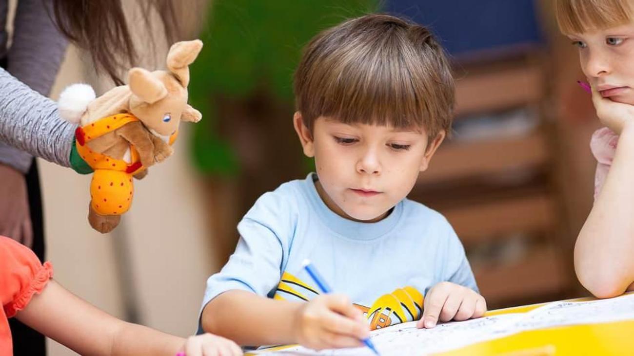 Okul öncesi çocuklar için pratik çark dolabı oyunu evde nasıl yapılır