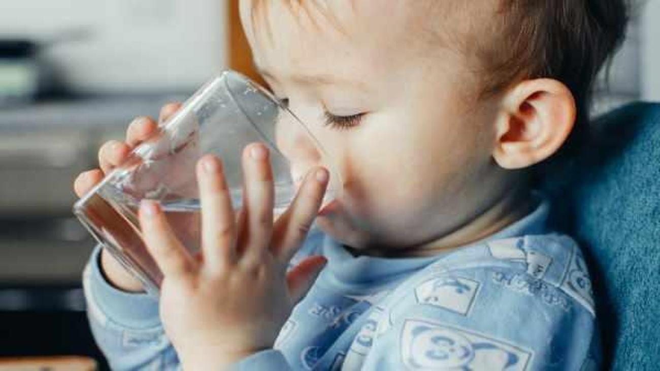 Çocuklar günde ne kadar su içmeli? Hangi yaşta kaç litre su tüketilmeli