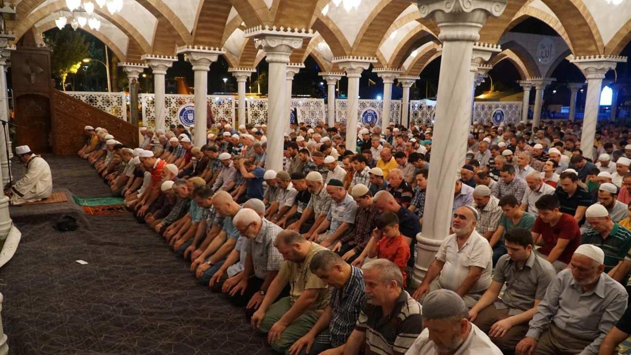 Camide kılınan namazın adı nedir?