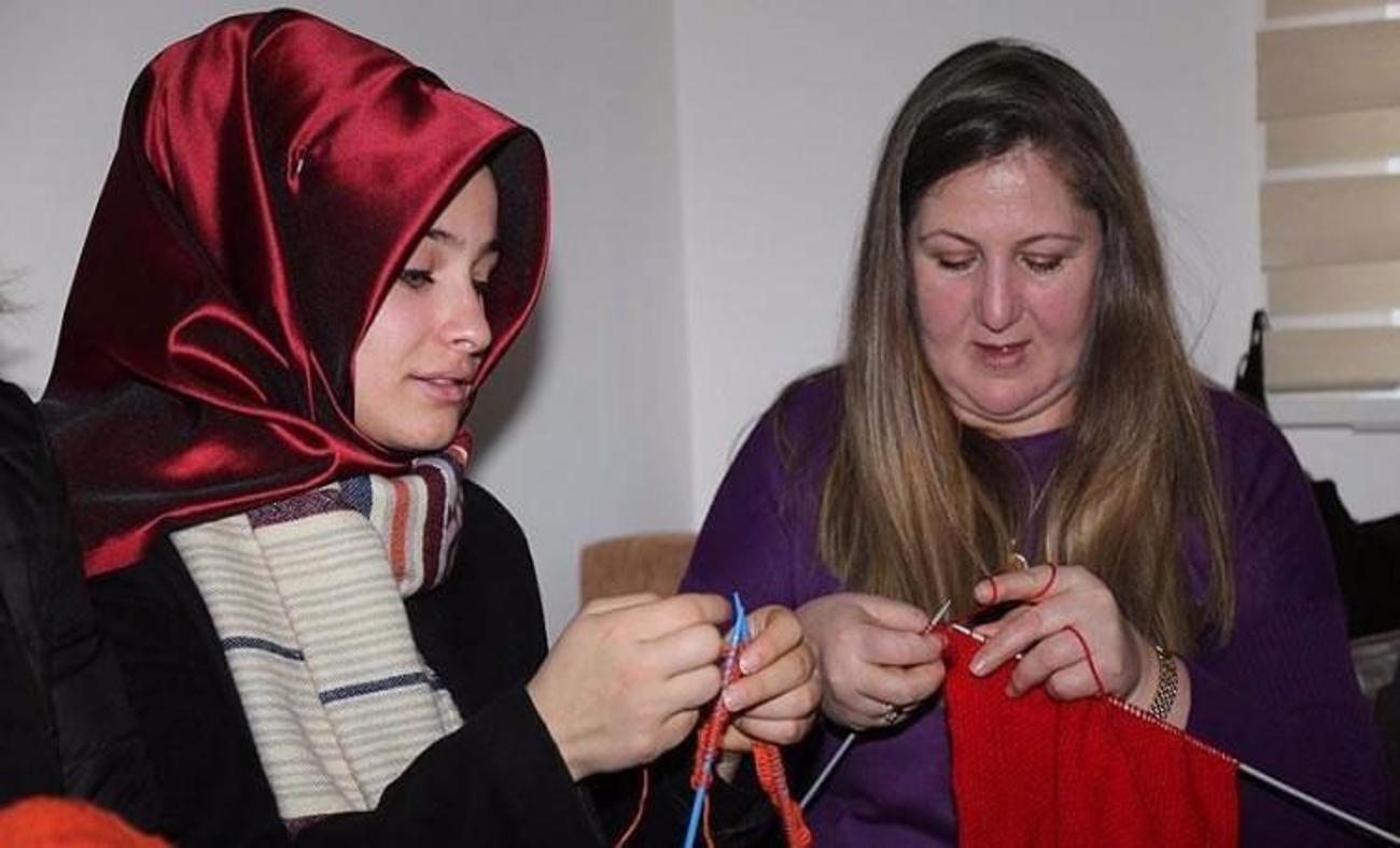 Halepli çocuklar üşümesin diye örüyorlar