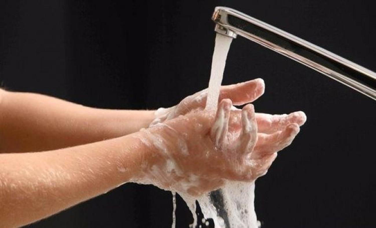 Elleri iyice köpürterek 15-20 saniye yıkarsanız...