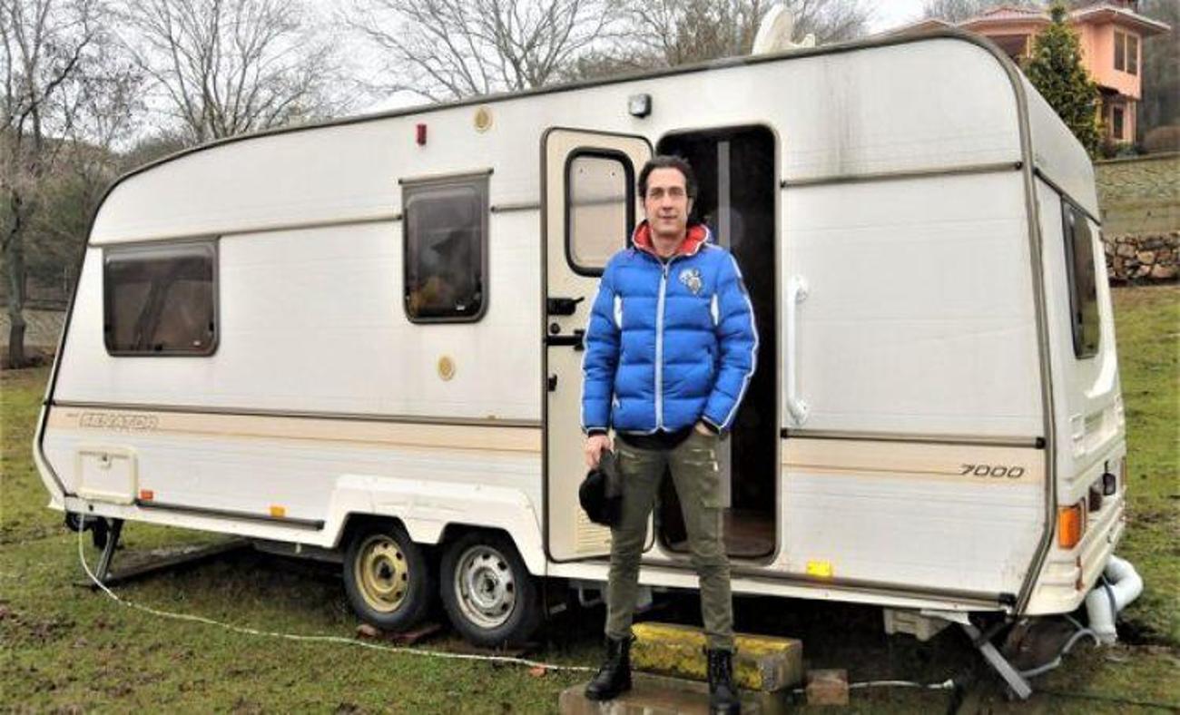 Kıra&ccedil; ve Ayşe Şule Bilgi&ccedil; karavanda yaşıyor