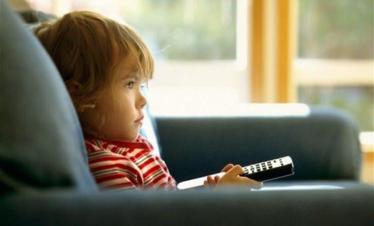 Çocuğunuza televizyon izletirken dikkat edin!