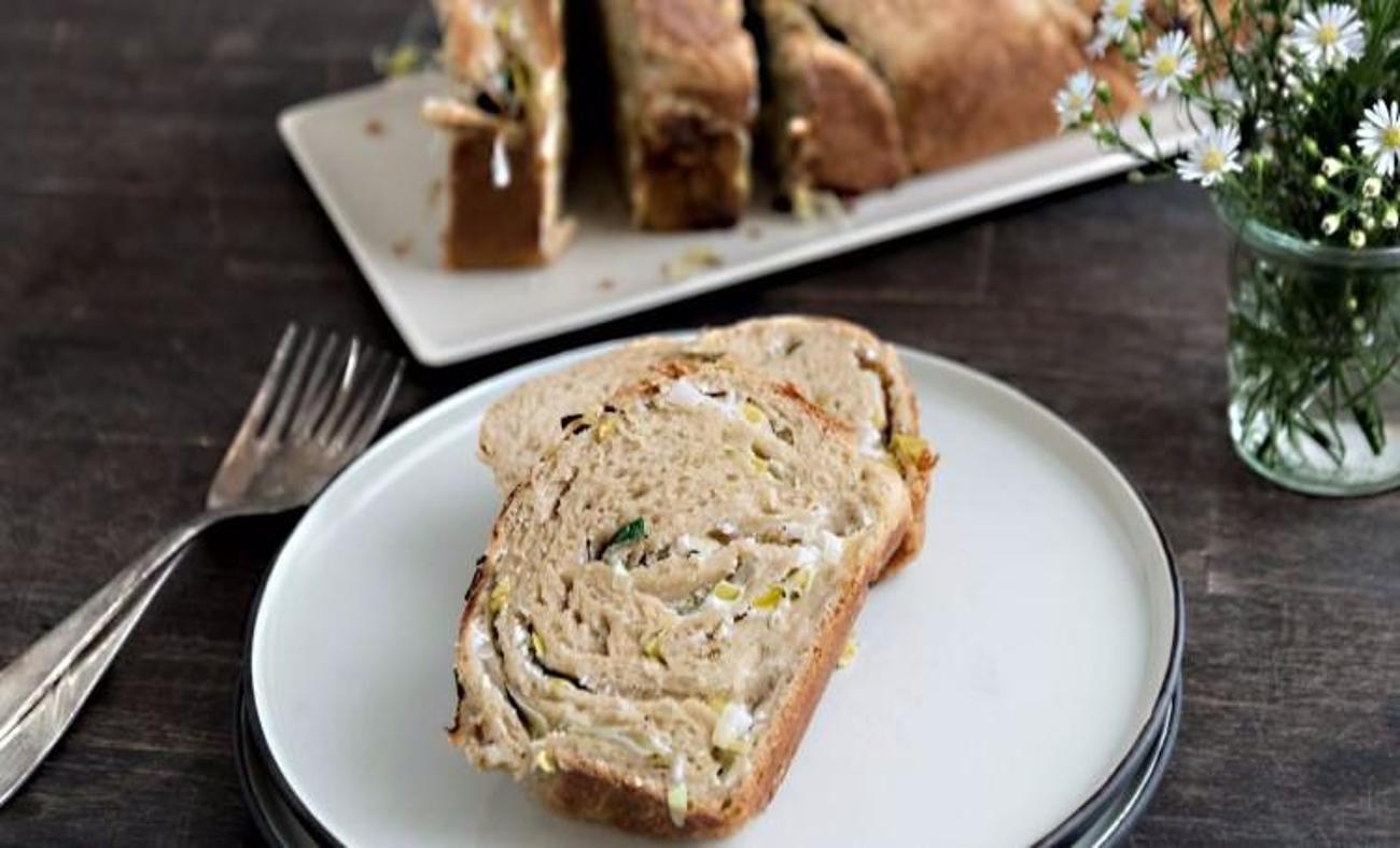 Ke&ccedil;i peynirli ve pırasalı ekmek tarifi