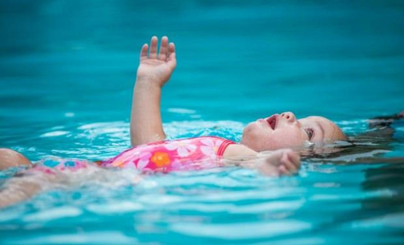 Bebekler havuza ya da denize girebilir mi?Bebeğinizi havuza sokarken dikkat etmeniz gerekenler