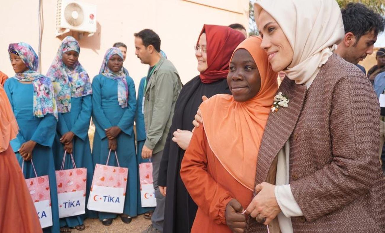 Esra Albayrak TİKA'nın Burkina Faso'ya yaptığı gıda yardımına katıldı