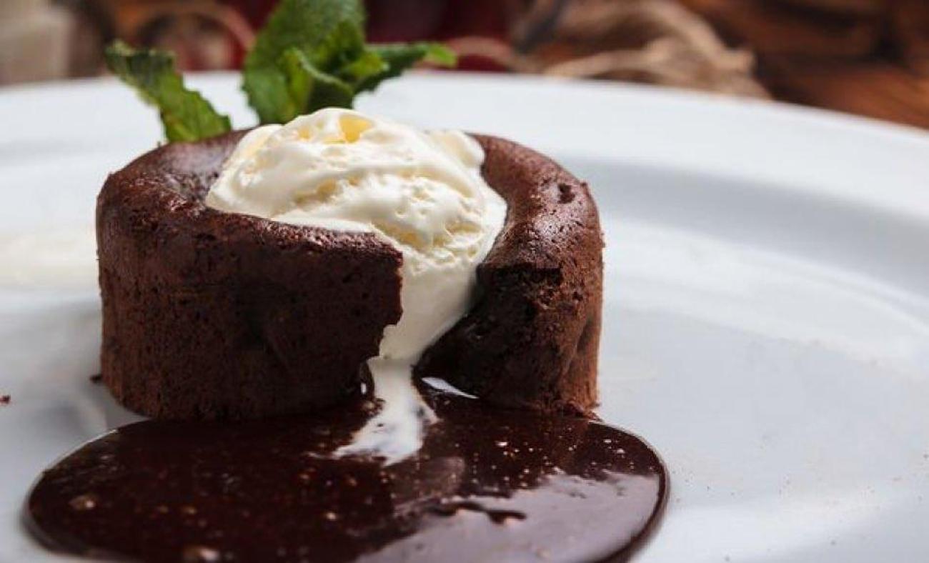 Sıcak çikolatalı kek nasıl yapılır?