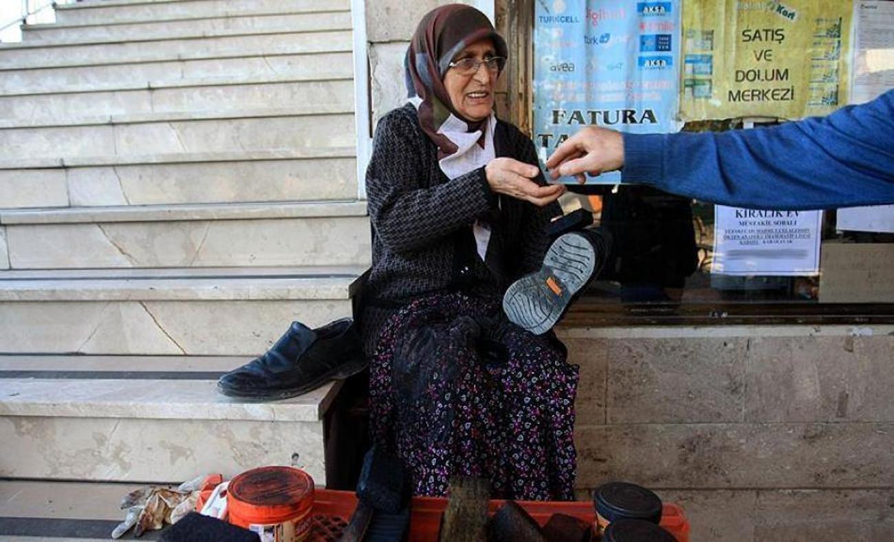 Malatya'da 18 yıldır ayakkabıcılık yapan Sabriye Teyze! 