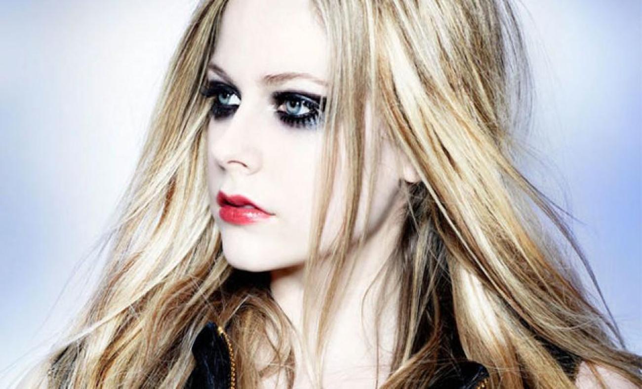 Avril Lavigne şok eden açıklamasıyla gündeme geldi: Travmayı gömeceğim