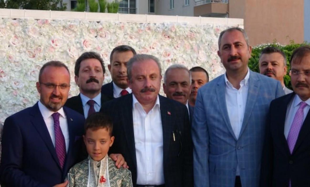 Siyaset dünyası AK Parti Grup Başkanvekili Bülent Turan'ın oğullarının sünnet töreninde buluştu