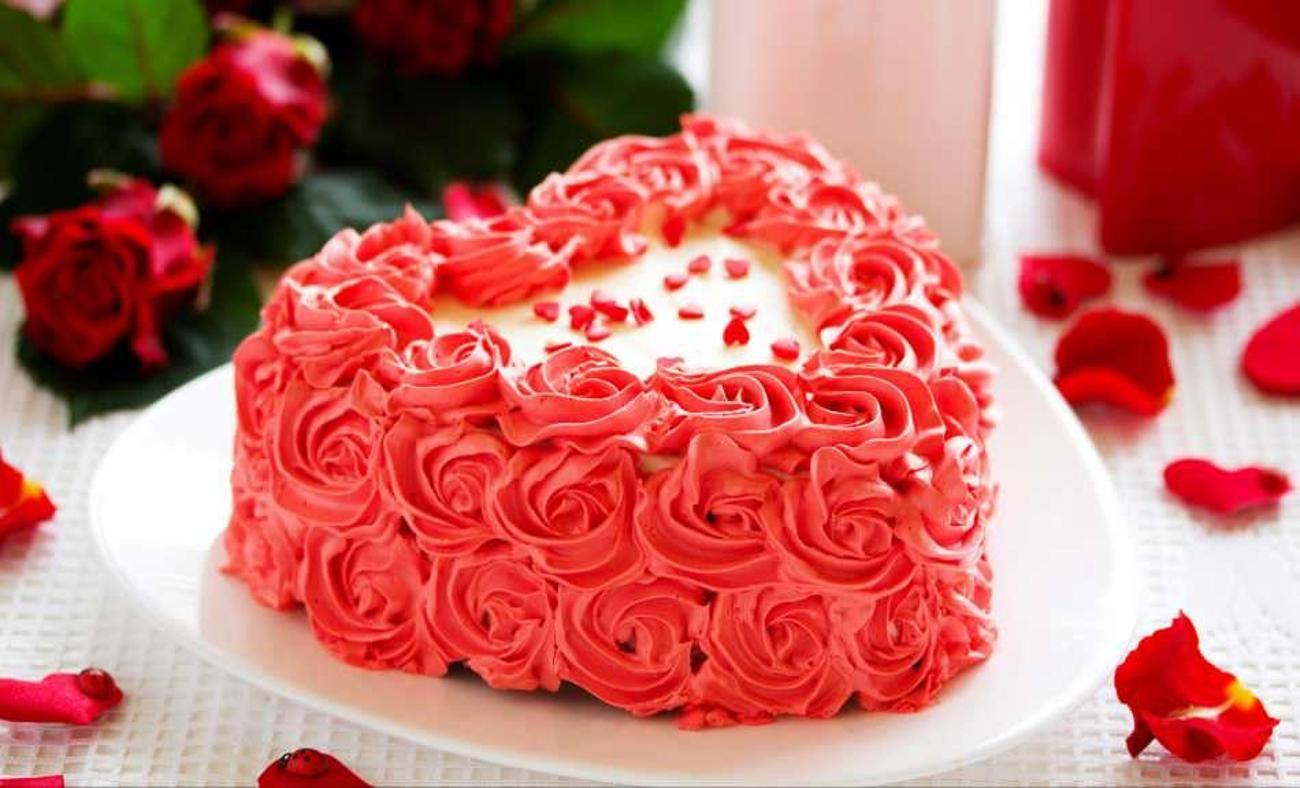 En kolay kalpli yaş pasta nasıl yapılır? Kalpli doğum günü pastası tarifi