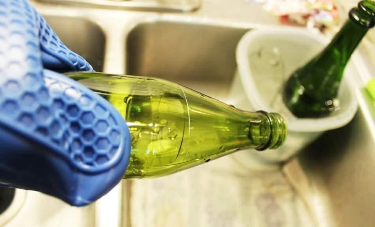Ağzı dar cam şişe en kolay nasıl temizlenir? Dar şişeleri temizleyen en kolay yöntem!