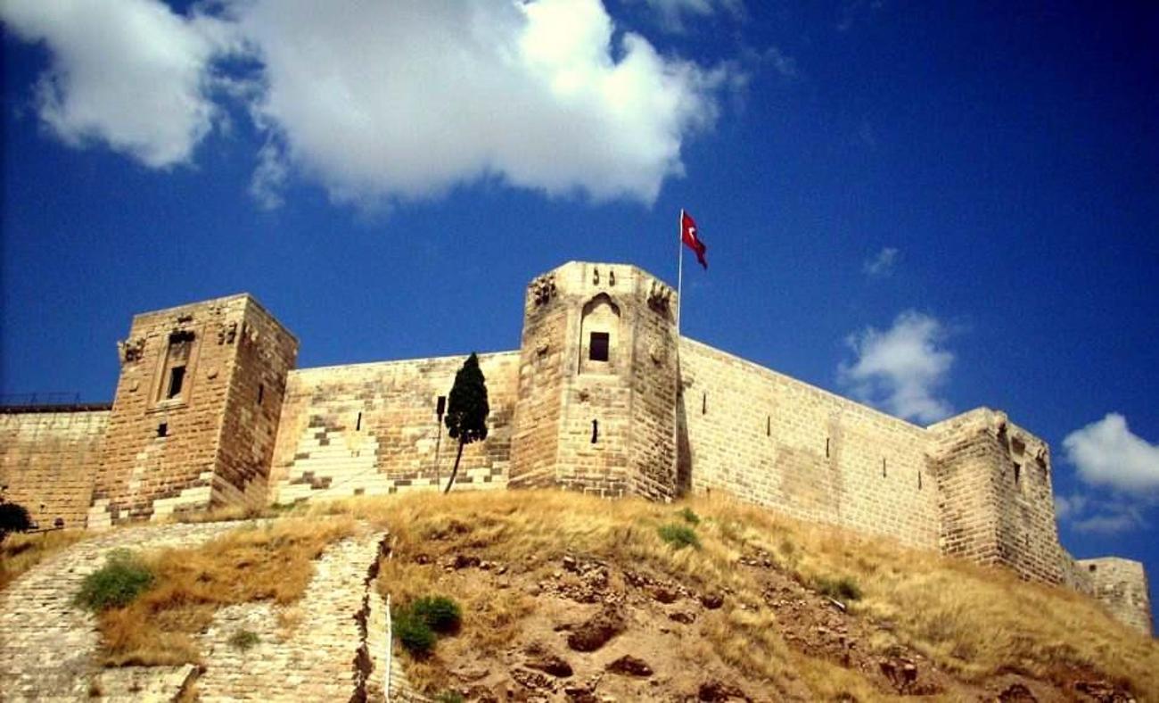 Tarihi Gaziantep Kalesi'nde tüneller ve su alanı keşfedildi!