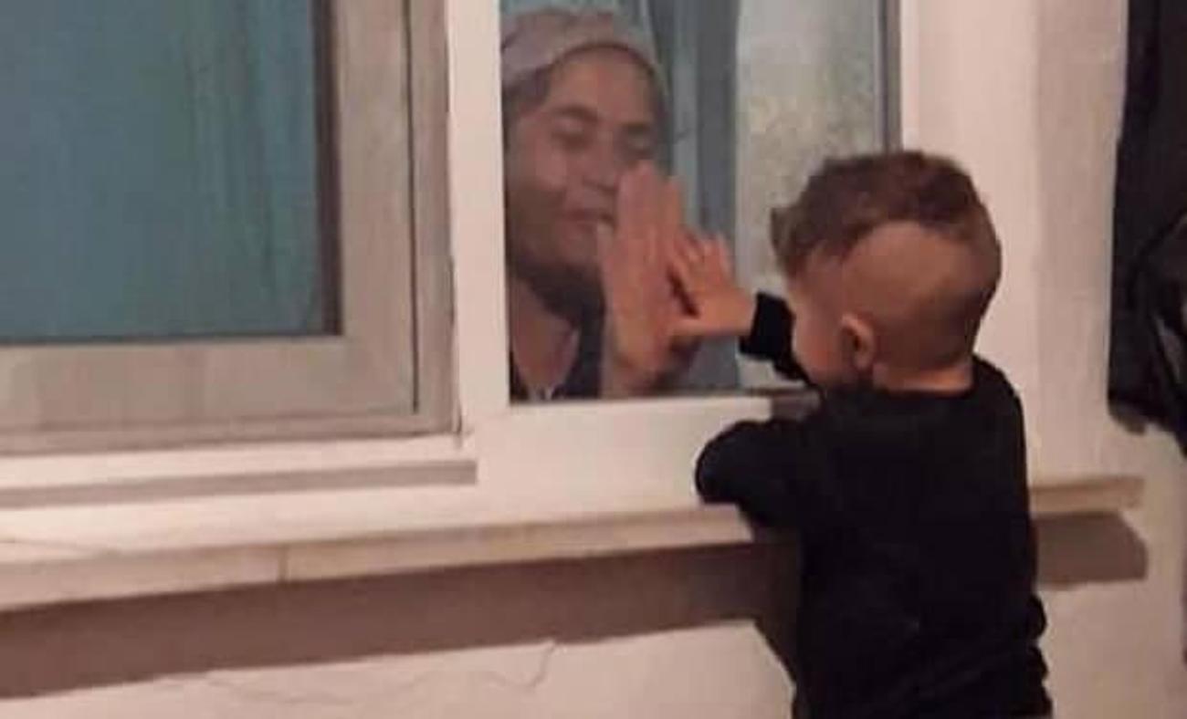 Yürek burkan görüntü! Koronavirüse yakalanan babaannesiyle pencereden görüşebiliyor