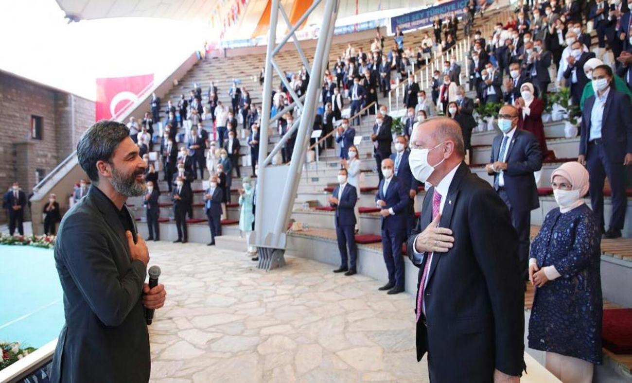 Cumhurbaşkanı Erdoğan ve Uğur Işılak'tan sosyal mesafeli selamlaşma