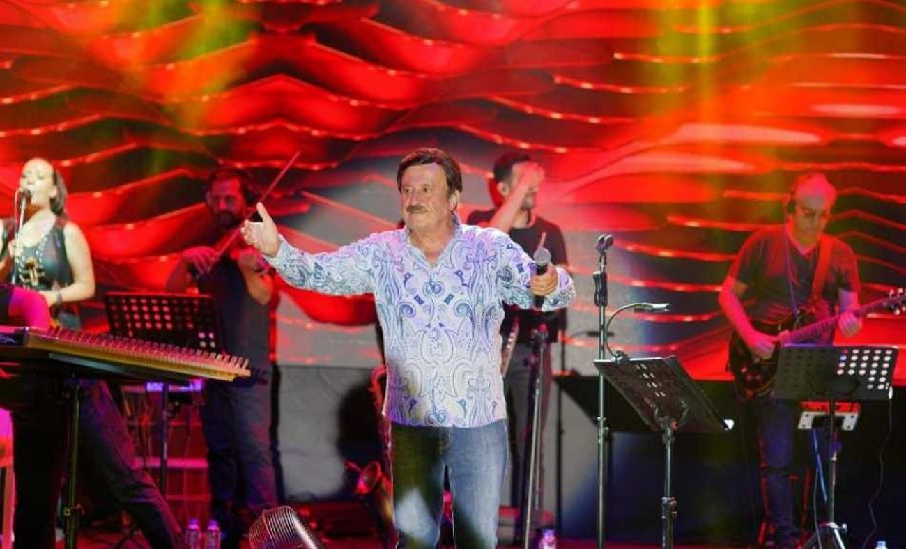 Usta şarkıcı Selami Şahin'e 72. yaş kutlaması!