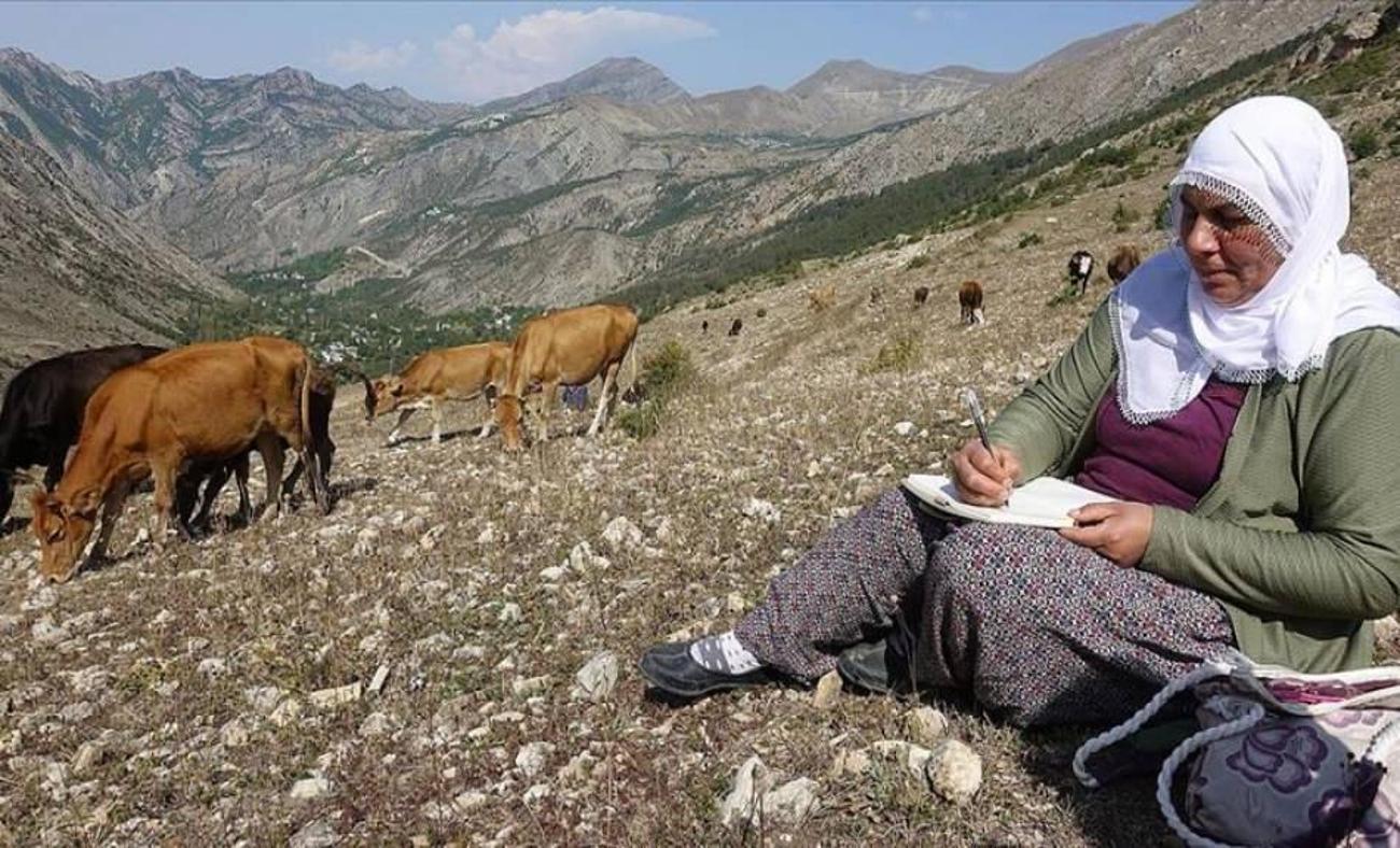Çiftçilik yapan ilkokul mezunu kadın 2. kitabını yazıyor!