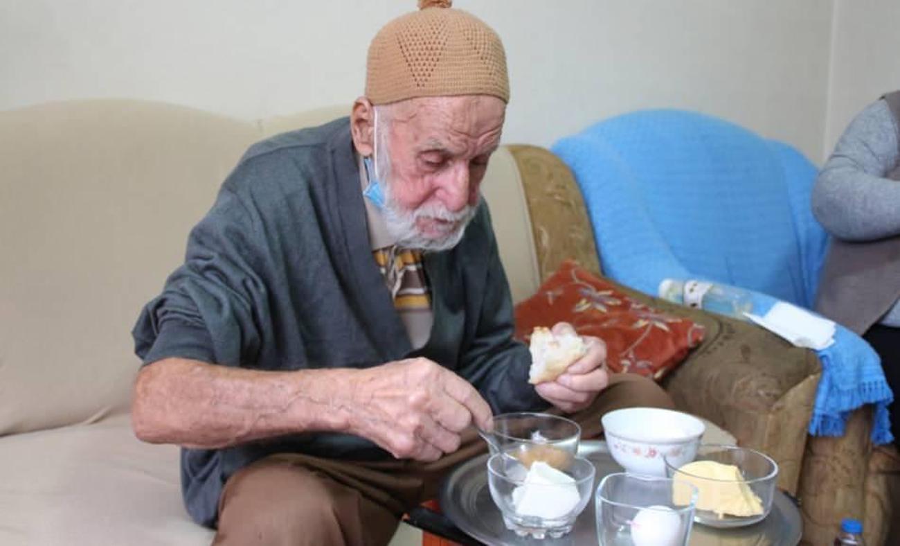 96 yaşında koronavirüsü yenen Hamdi Okutan'dan beslenme tüyoları!