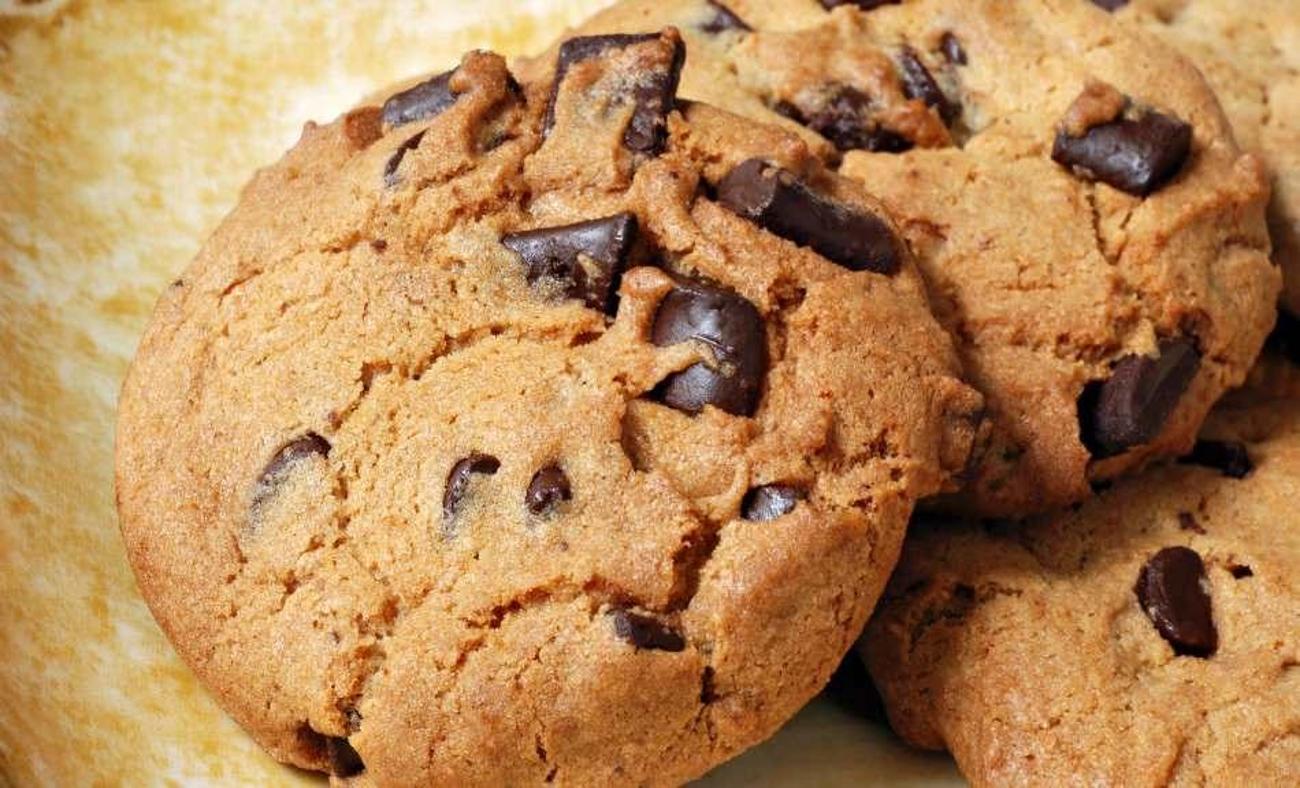 En kolay damla çikolatalı kurabiye nasıl yapılır?