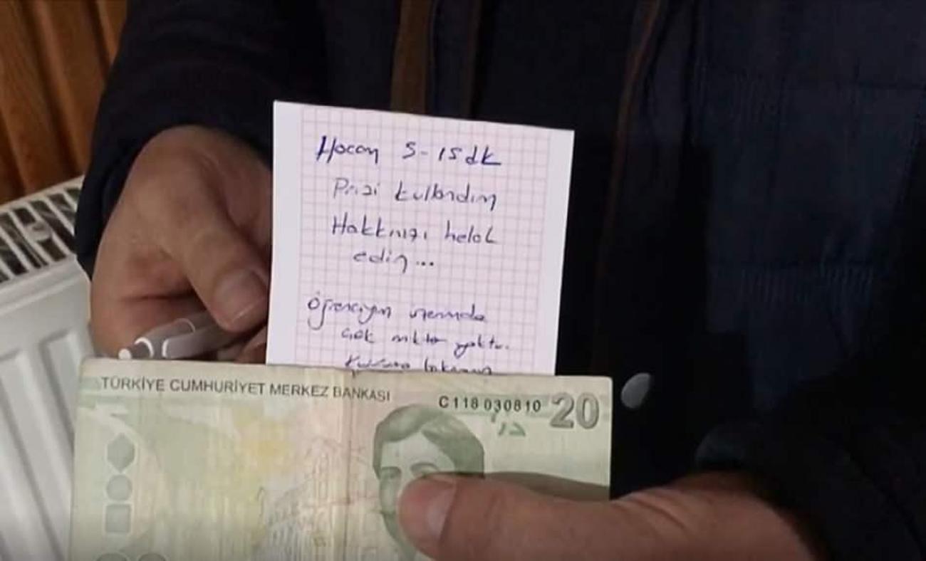 Camide telefonunu şarj eden genç, prizin yanına para ve not bıraktı!