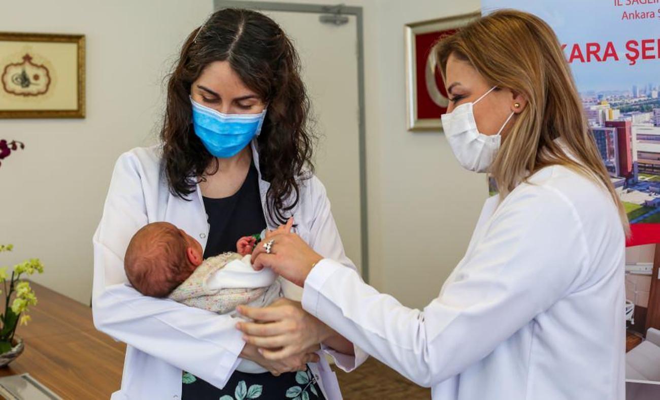 Hamileyken aşılanan sağlık çalışanının bebeği antikorlu doğdu