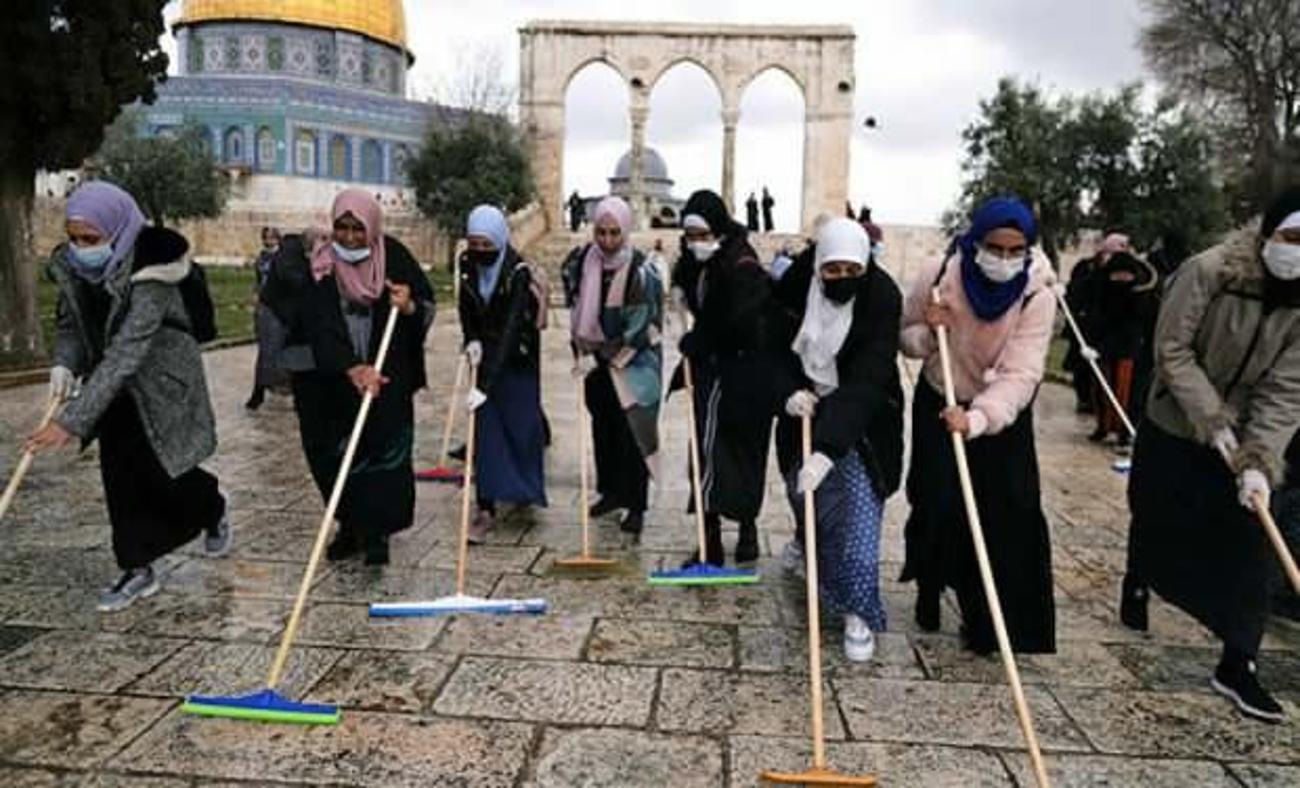 Mescid-i Aksa yüzlerce Filistinlinin gönüllü çalışmasıyla Ramazan'a hazırlandı