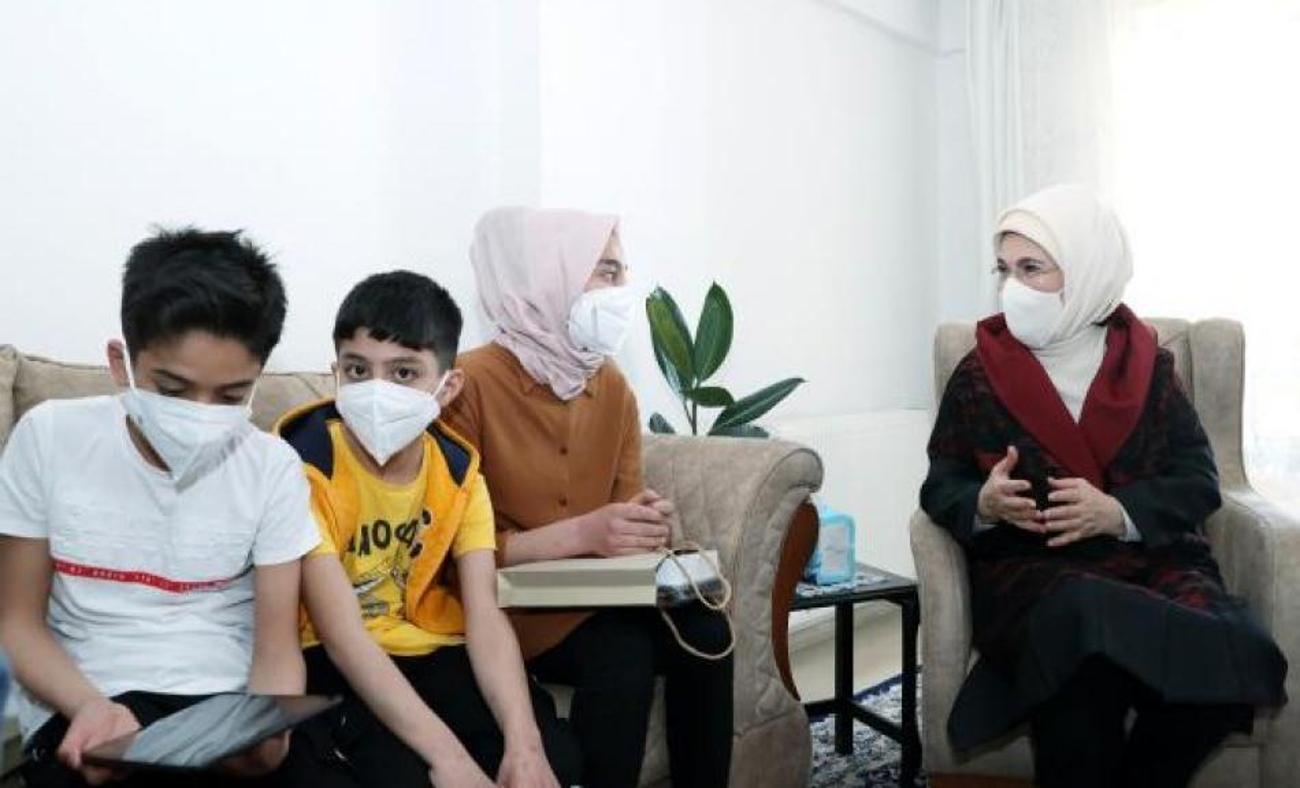 Emine Erdoğan Suriyeli bir aileyi ziyaret etti!