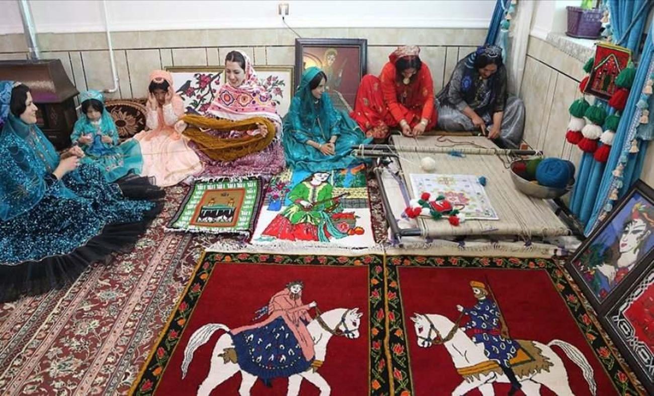 Kaşkay Türk kadınları göç yolunda geleneksel halı dokuyorlar