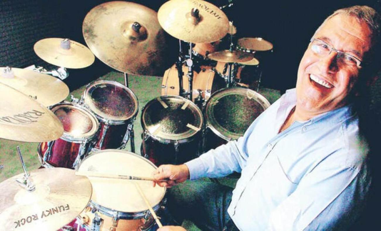 Ünlü müzisyen Asım Ekren, son yolculuğuna uğurlandı