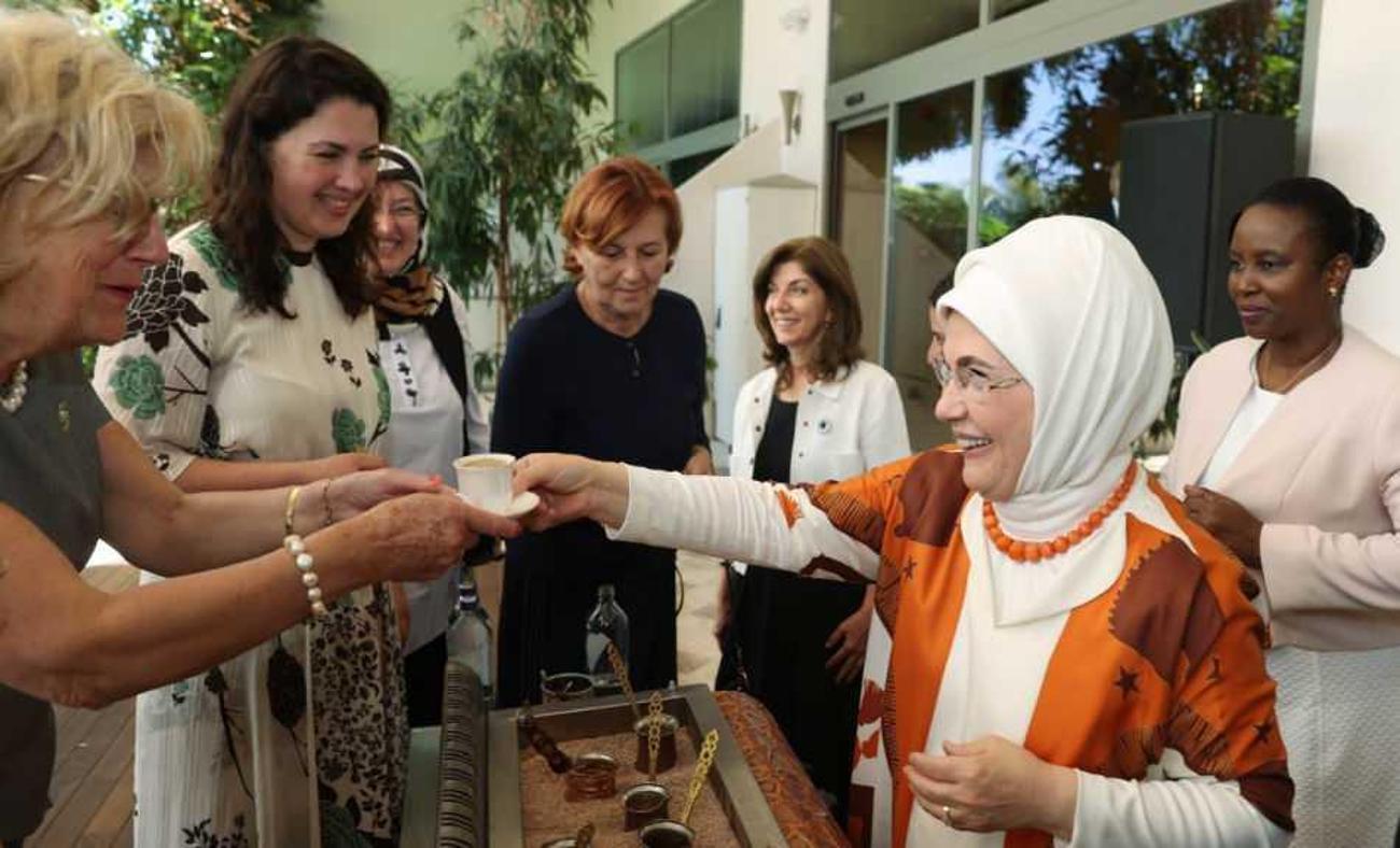 Emine Erdoğan lider eşlerine elleriyle T&uuml;rk kahvesi ikram etti!