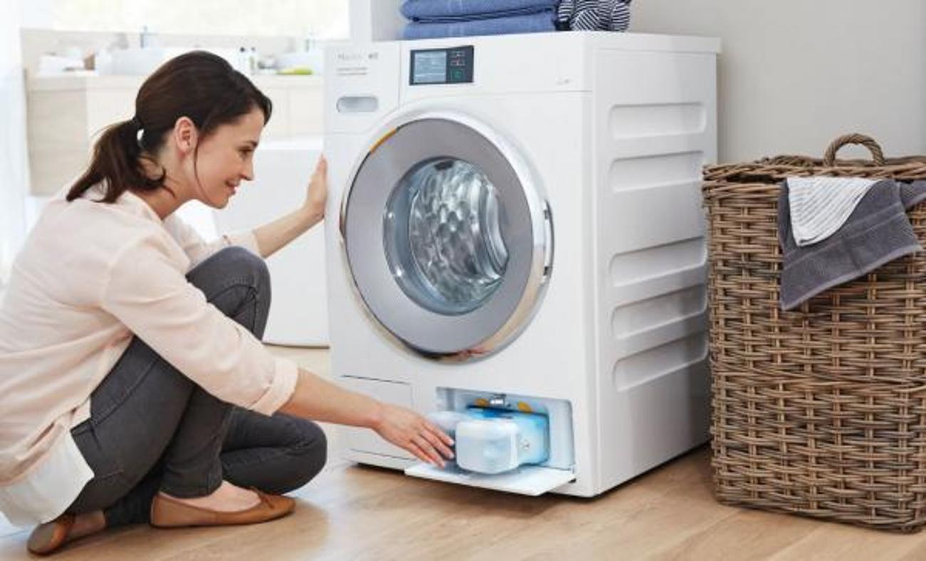 Çamaşır makinesi filtresi nedir? Çamaşır makinesinin köşesindeki kapak ne işe yarıyor?
