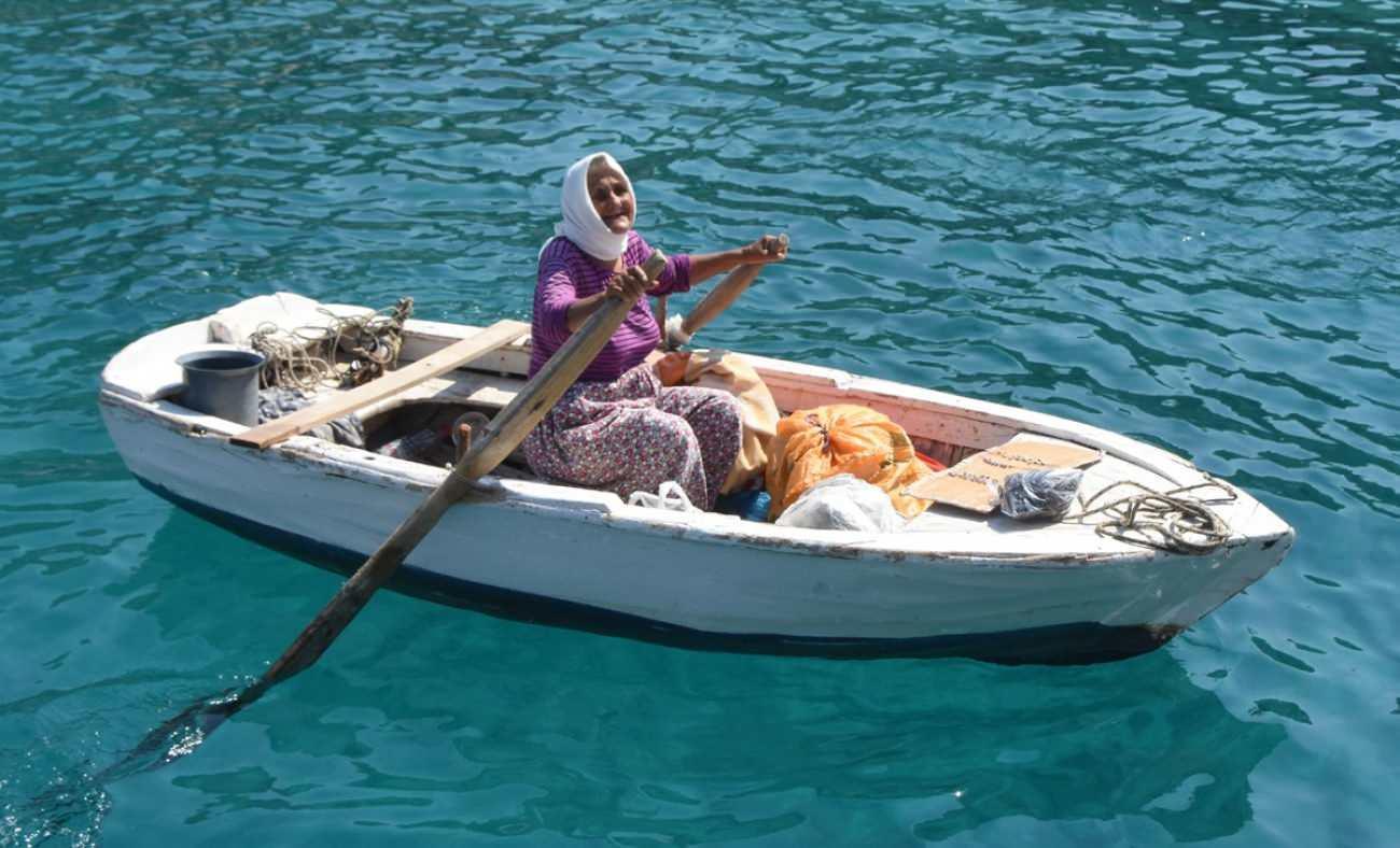 82 yaşındaki kadın kayığıyla denizde satış yapıyor