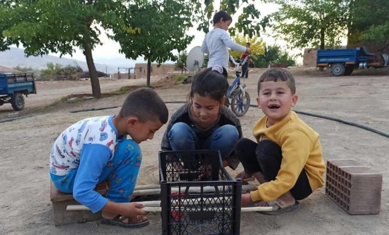 Elazığ'da bir genç köyündeki çocuklara meyve kasasından langırt yaptı!