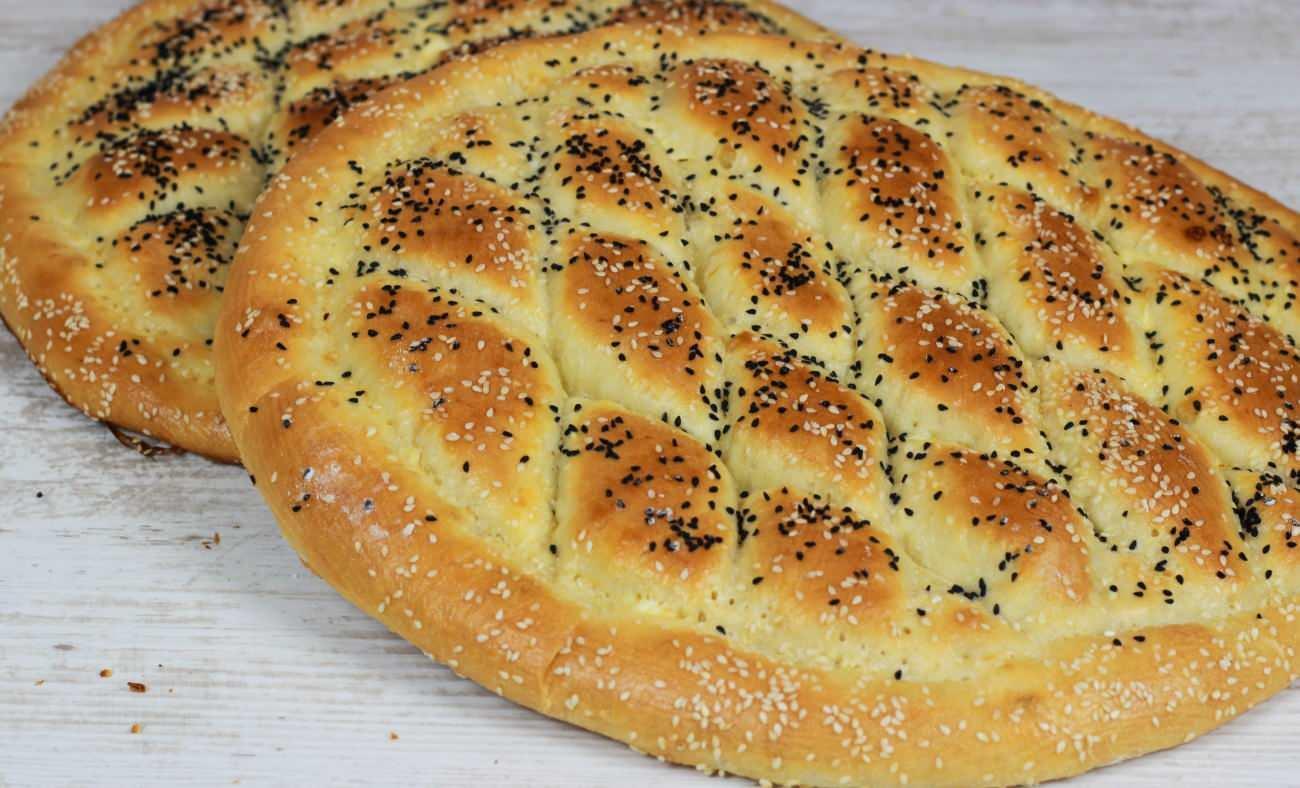 En kolay Ramazan pidesi nasıl yapılır? Ramazan pidesinin parlak görünmesi için...