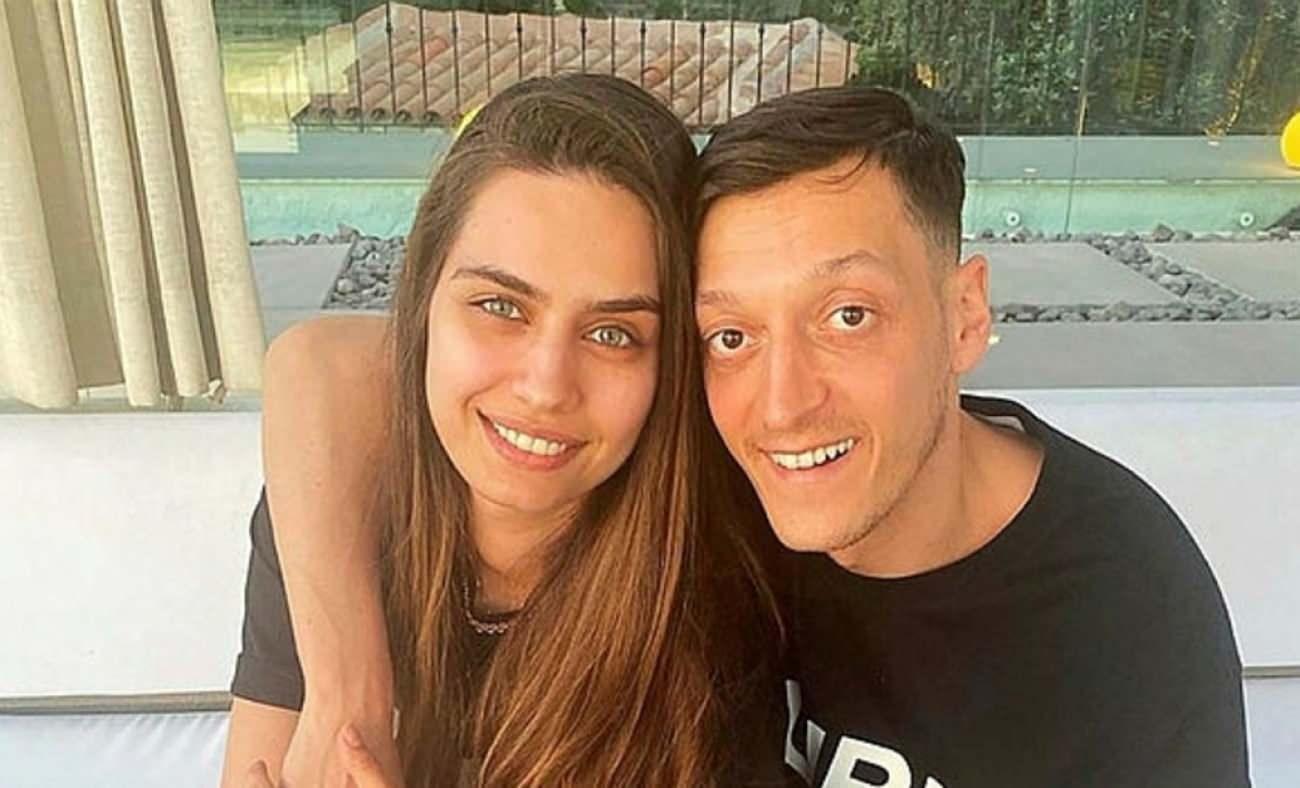 Futbolcu Mesut &Ouml;zil&rsquo;in eşi Amine G&uuml;lşe yeni aracıyla g&ouml;r&uuml;nt&uuml;lendi! Fiyatı dudak u&ccedil;uklattı