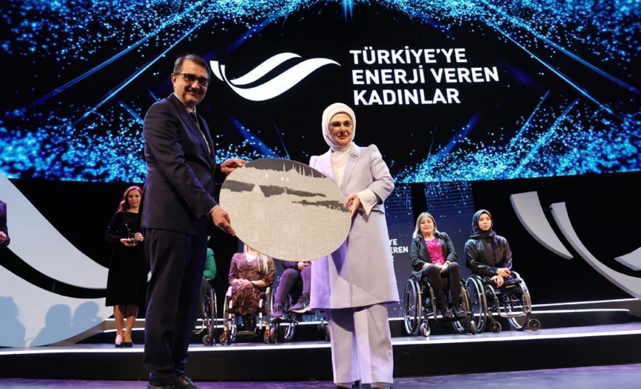 Emine Erdoğan Bağcılar'lı sporculara ödül verdi