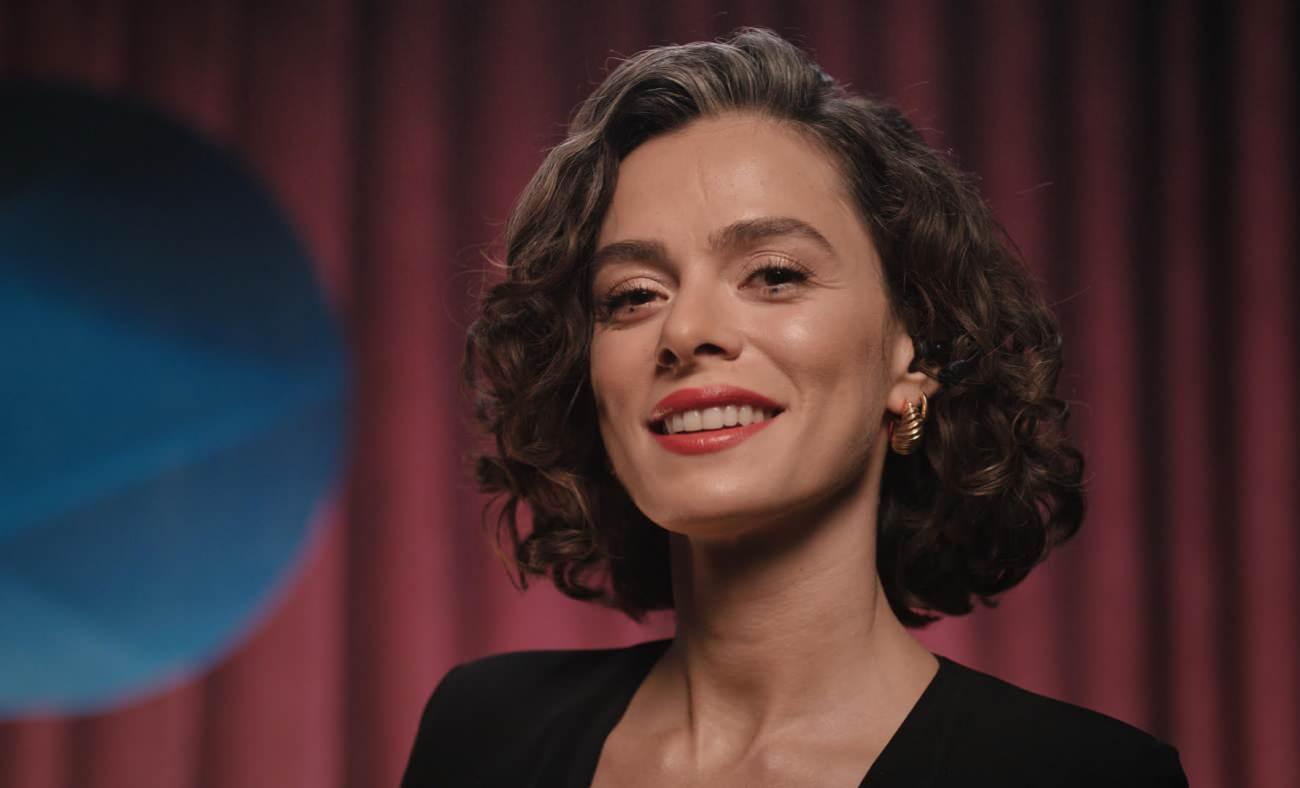 &Ouml;zge &Ouml;zpirin&ccedil;ci kucağında bebeğiyle isyan etti!