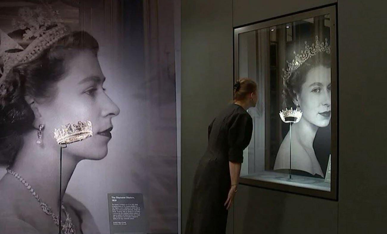 Kraliçe II. Elizabeth'in 11 yaşından beri taktığı mücevherleri özel olarak sergilendi! 