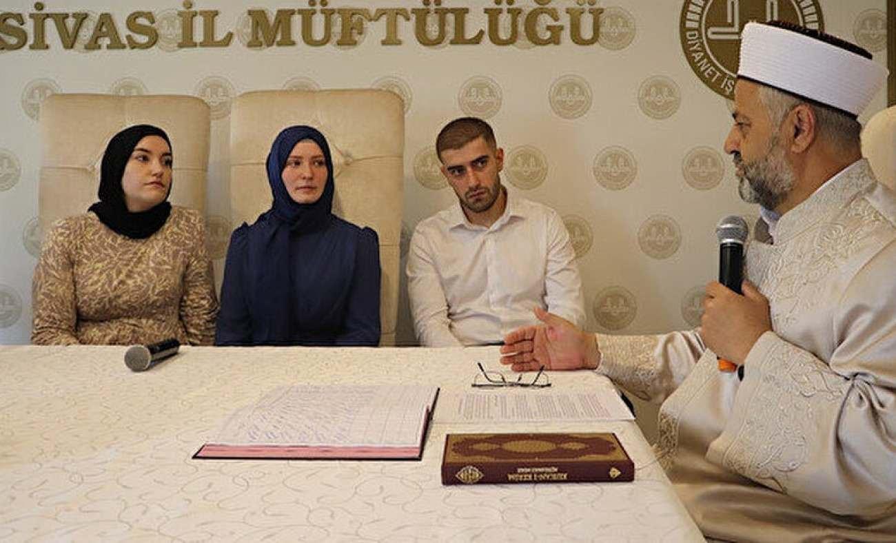 Fransız gen&ccedil; kız Debaes Maeva Sivas'ta İslamiyet'i se&ccedil;ti