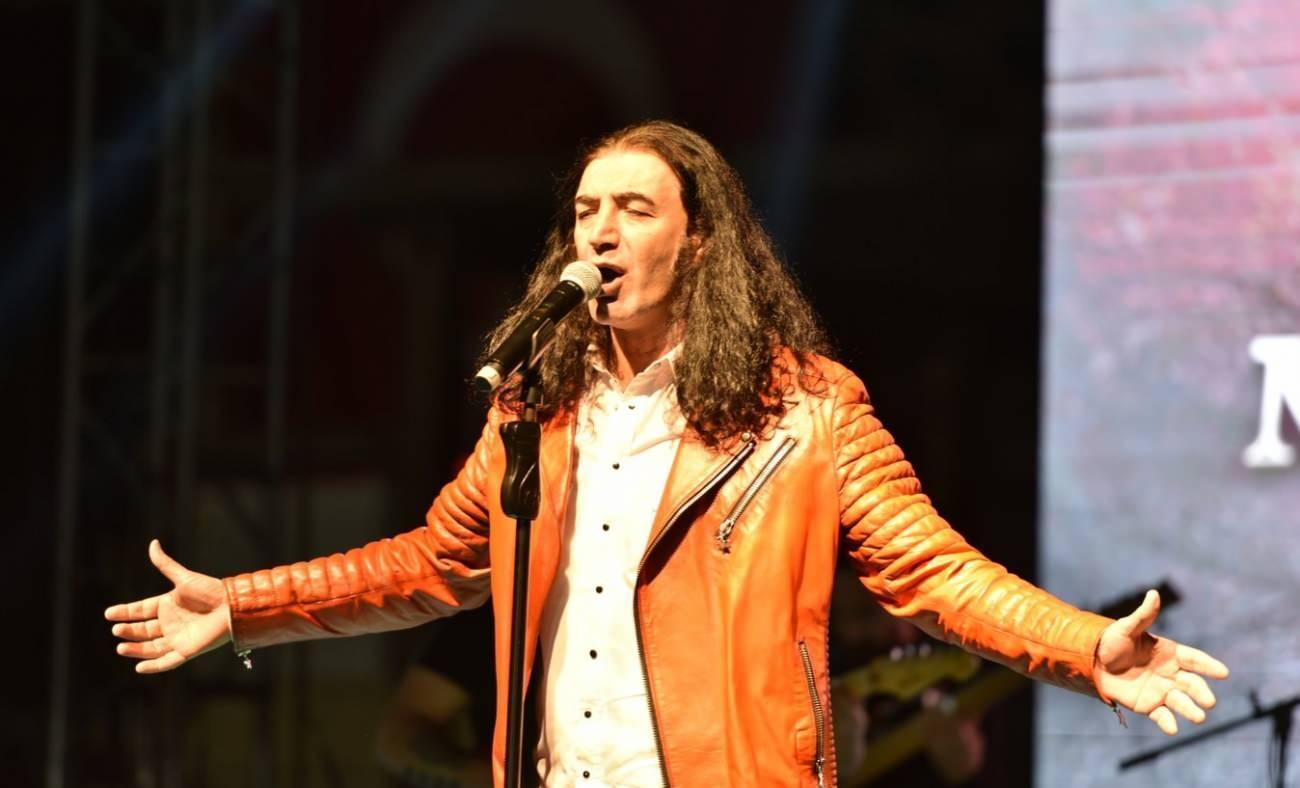 Murat Kekilli hayranlarını yalnız bırakmadı! Yağmurda ıslanan dinleyicileri için...
