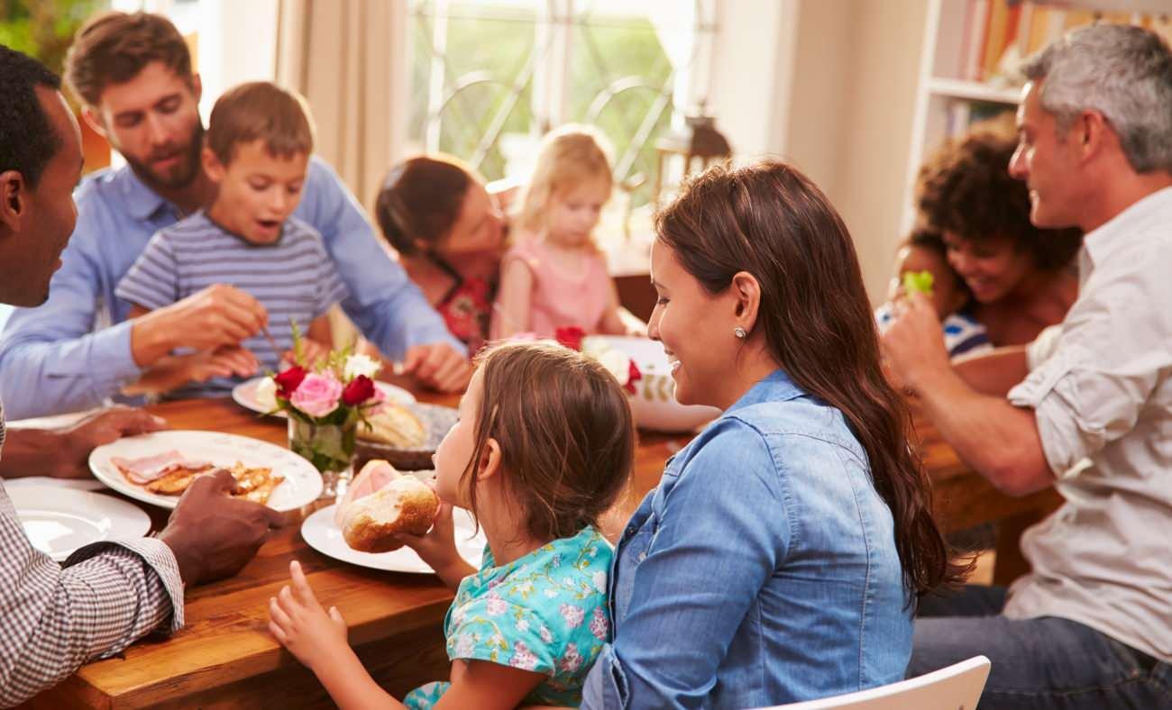  Bebekler ne zaman yetişkinler gibi yemek yer? Bebekler ne zaman aile sofrasına geçmeli?